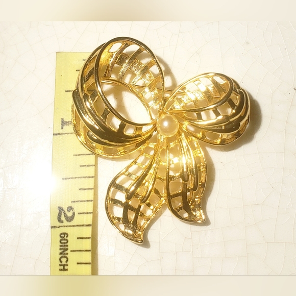 Fancy vintage gold filigree bow with faux pearl  brooch - Picture 5 of 8